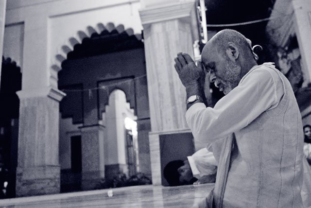 Damodar-Maharaj-Praying-Duotone